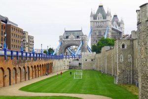 Blick über den Tower-Graben zur Tower Bridge